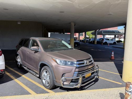 Brown 2018 Toyota Highlander Limited