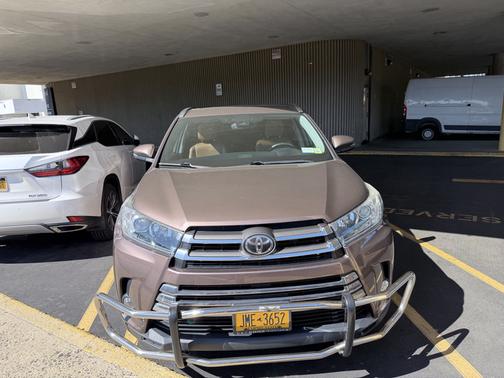 Brown 2018 Toyota Highlander Limited