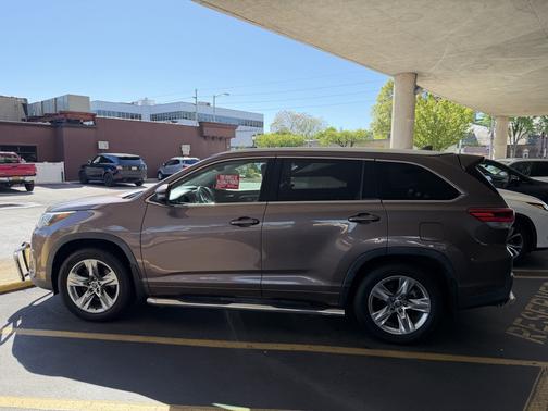 Brown 2018 Toyota Highlander Limited
