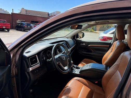 Brown 2018 Toyota Highlander Limited