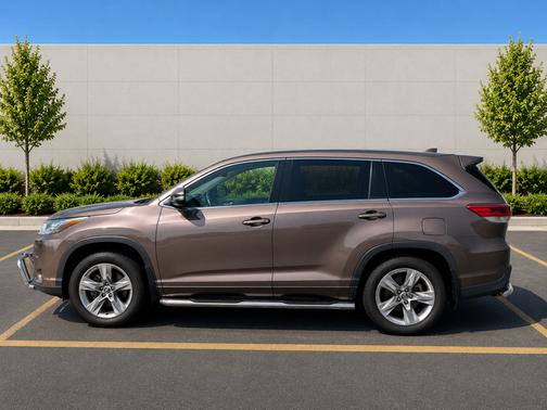 Brown 2018 Toyota Highlander Limited