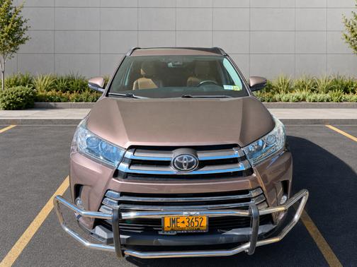 Brown 2018 Toyota Highlander Limited