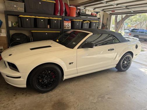 White 2005 Ford Mustang GT