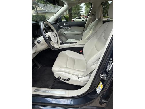 2020 Volvo XC90 T6 Momentum