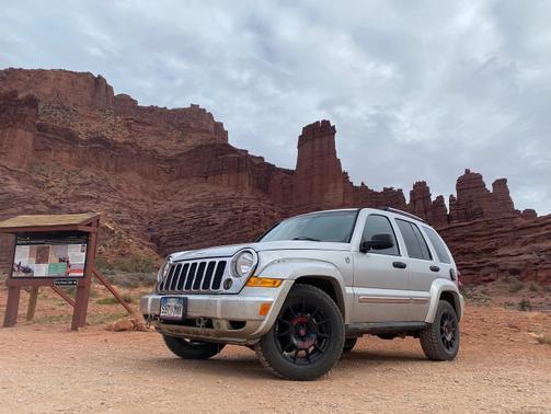 Photo 2 of 2 of 2005 Jeep Liberty Limited