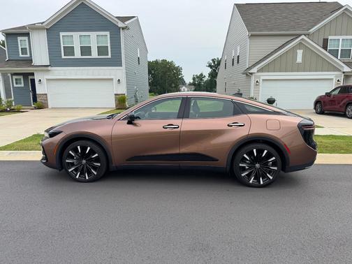 Gold 2023 Toyota Crown Platinum