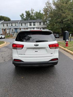 White 2018 Kia Sorento LX