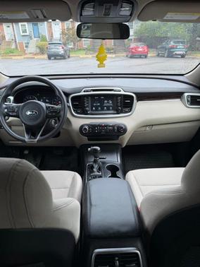 White 2018 Kia Sorento LX
