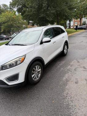 White 2018 Kia Sorento LX
