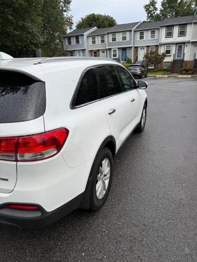 White 2018 Kia Sorento LX