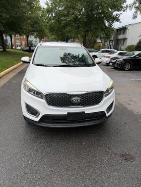 White 2018 Kia Sorento LX