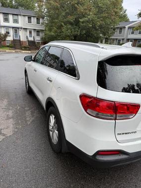 White 2018 Kia Sorento LX