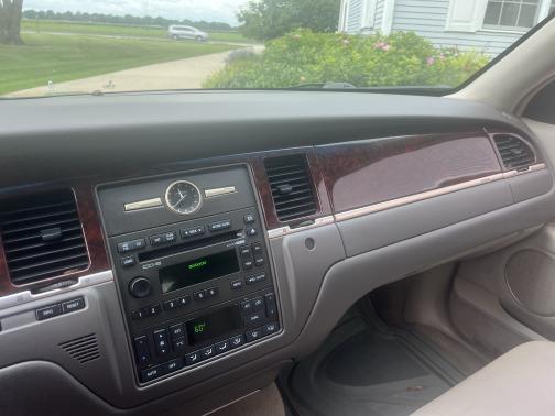 2010 Lincoln Town Car Signature Limited