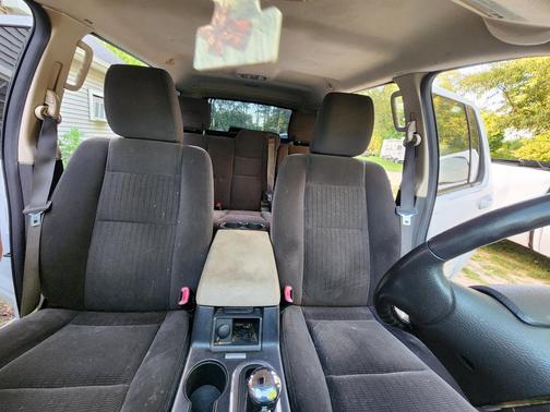 White 2010 Ford Explorer XLT