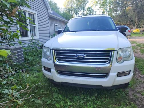 White 2010 Ford Explorer XLT