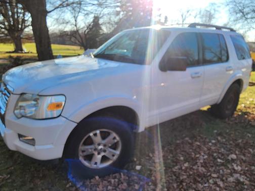 White 2010 Ford Explorer XLT