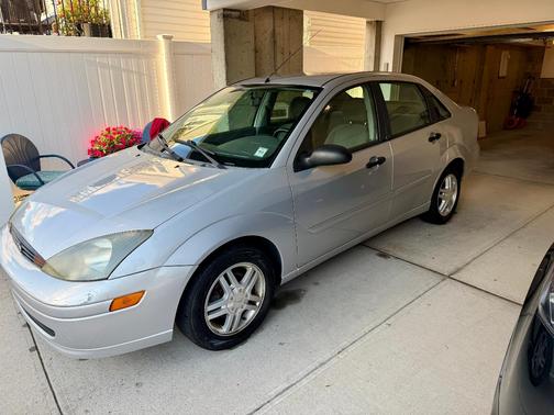 Silver 2002 Ford Focus SE