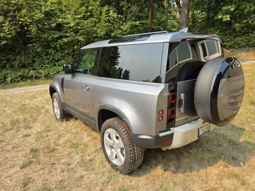 2023 Land Rover Defender SE
