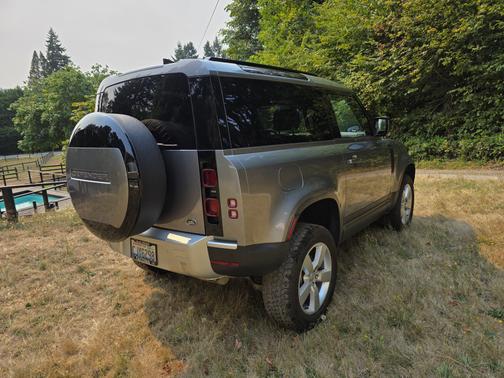 2023 Land Rover Defender SE