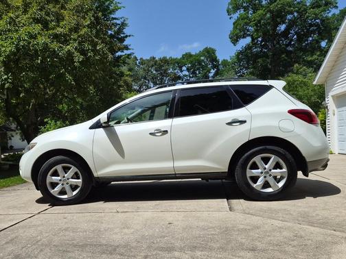 White 2009 Nissan Murano SL