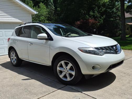 White 2009 Nissan Murano SL