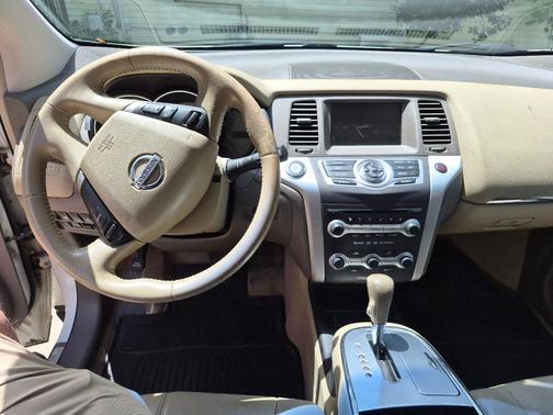 White 2009 Nissan Murano SL