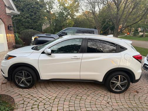 White 2022 Honda HR-V EX