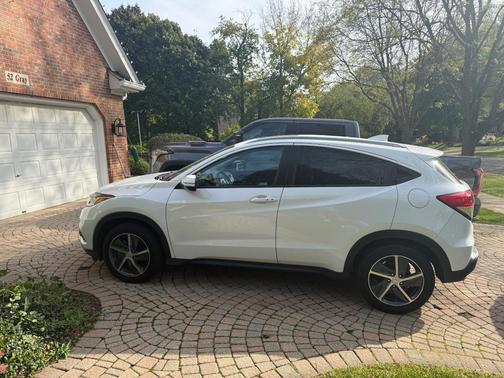 White 2022 Honda HR-V EX