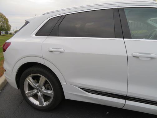 2019 Audi e-tron Prestige
