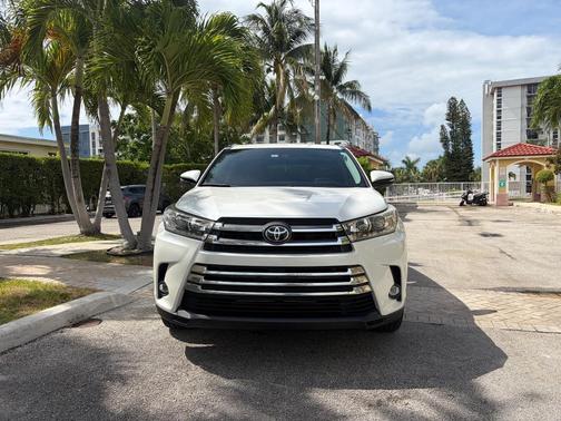 White 2019 Toyota Highlander Limited