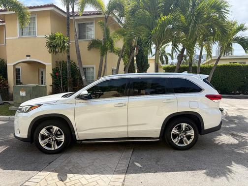 White 2019 Toyota Highlander Limited