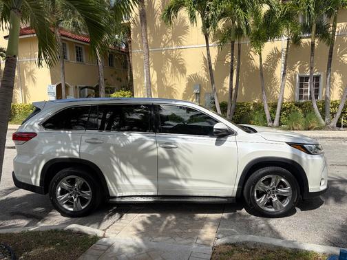 White 2019 Toyota Highlander Limited