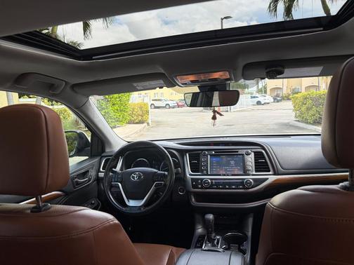 White 2019 Toyota Highlander Limited