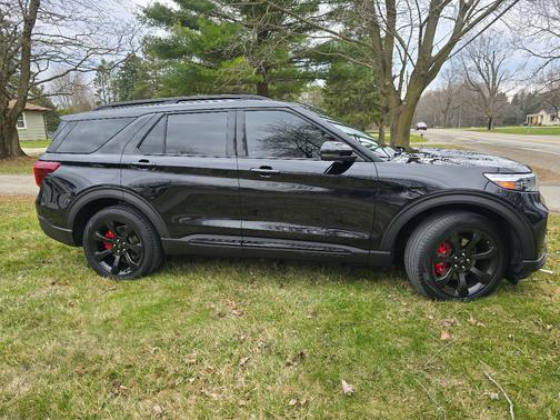 Black 2023 Ford Explorer ST