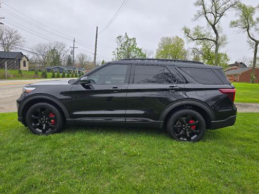 Black 2023 Ford Explorer ST