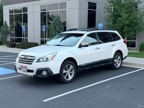 White 2013 Subaru Outback 2.5i Limited