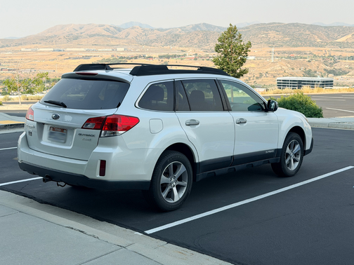 White 2013 Subaru Outback 2.5i Limited
