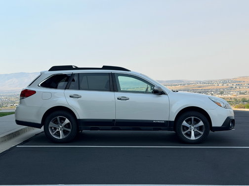 White 2013 Subaru Outback 2.5i Limited