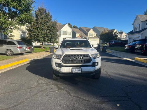 White 2016 Toyota Tacoma TRD Sport