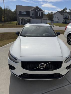 2024 Volvo S60 Recharge Plug-In Hybrid T8 Ultimate Dark Theme