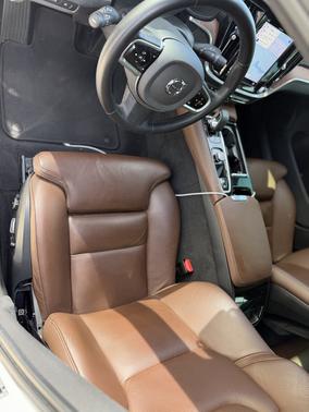 2024 Volvo S60 Recharge Plug-In Hybrid T8 Ultimate Dark Theme