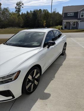 2024 Volvo S60 Recharge Plug-In Hybrid T8 Ultimate Dark Theme