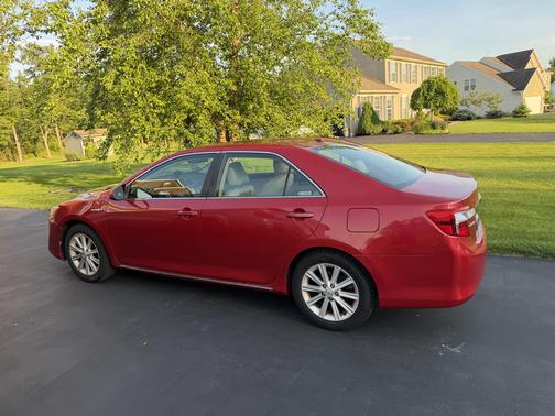 Red 2013 Toyota Camry Hybrid XLE
