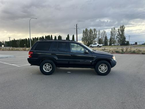 Black 2000 Jeep Grand Cherokee Limited 4WD