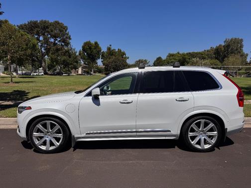 White 2019 Volvo XC90 Hybrid T8 Inscription