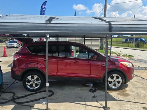 Red 2014 Ford Escape SE