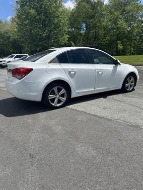 White 2015 Chevrolet Cruze 2LT