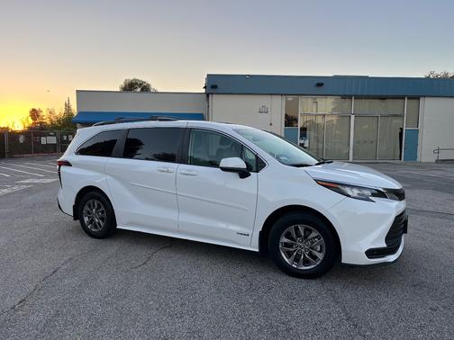 2021 Toyota Sienna LE 8 Passenger