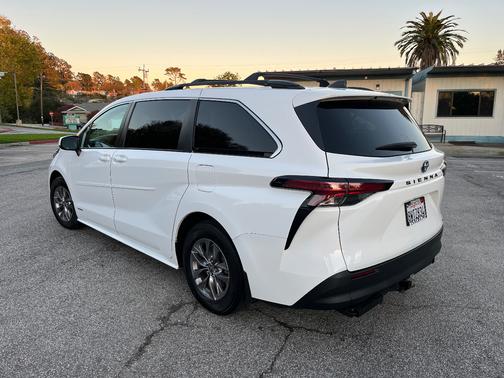 2021 Toyota Sienna LE 8 Passenger