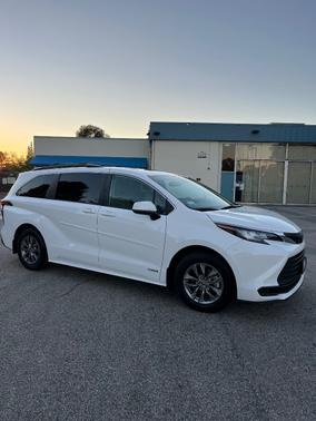 2021 Toyota Sienna LE 8 Passenger